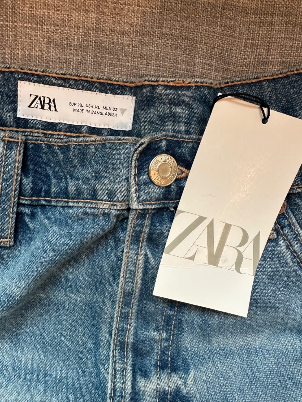 NEW WITH TAGS Zara light-washed distressed blue denim mini skirt with frayed hem - Picture 4 of 6
